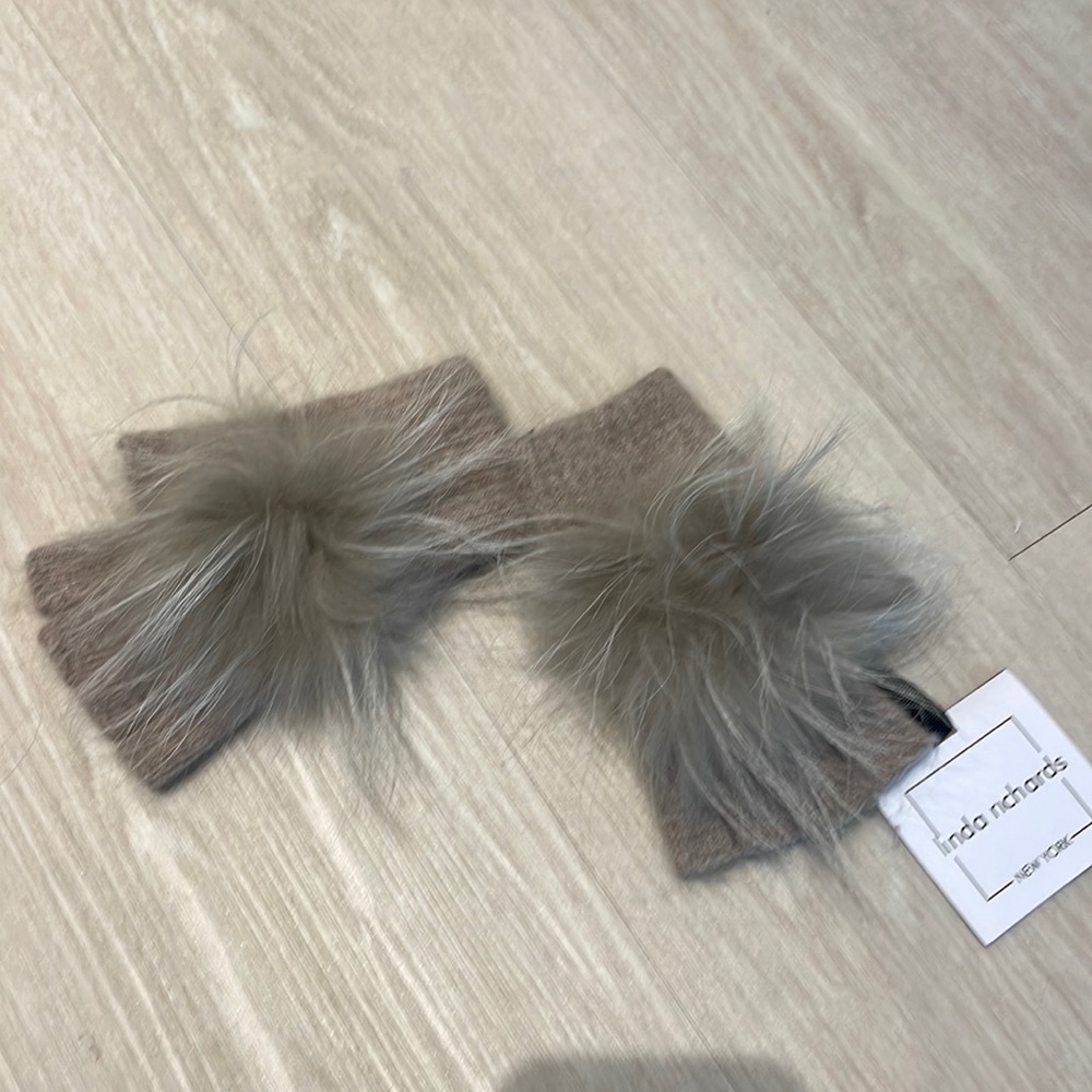 NWT LINDA RICHARDS FUR POM-POM FINGERLESS GLOVES